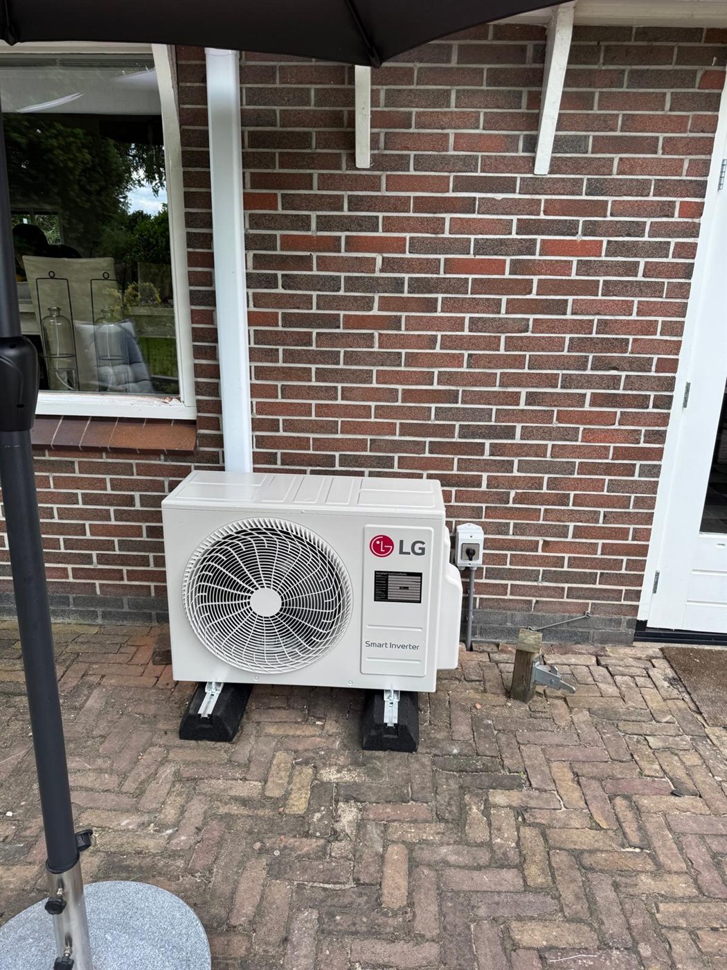 Buitenunit bij gevel