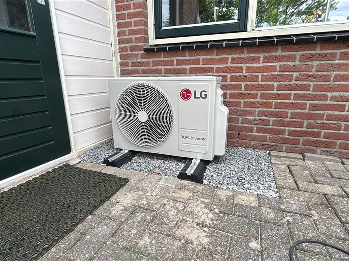Airco buitenunit netjes geplaatst