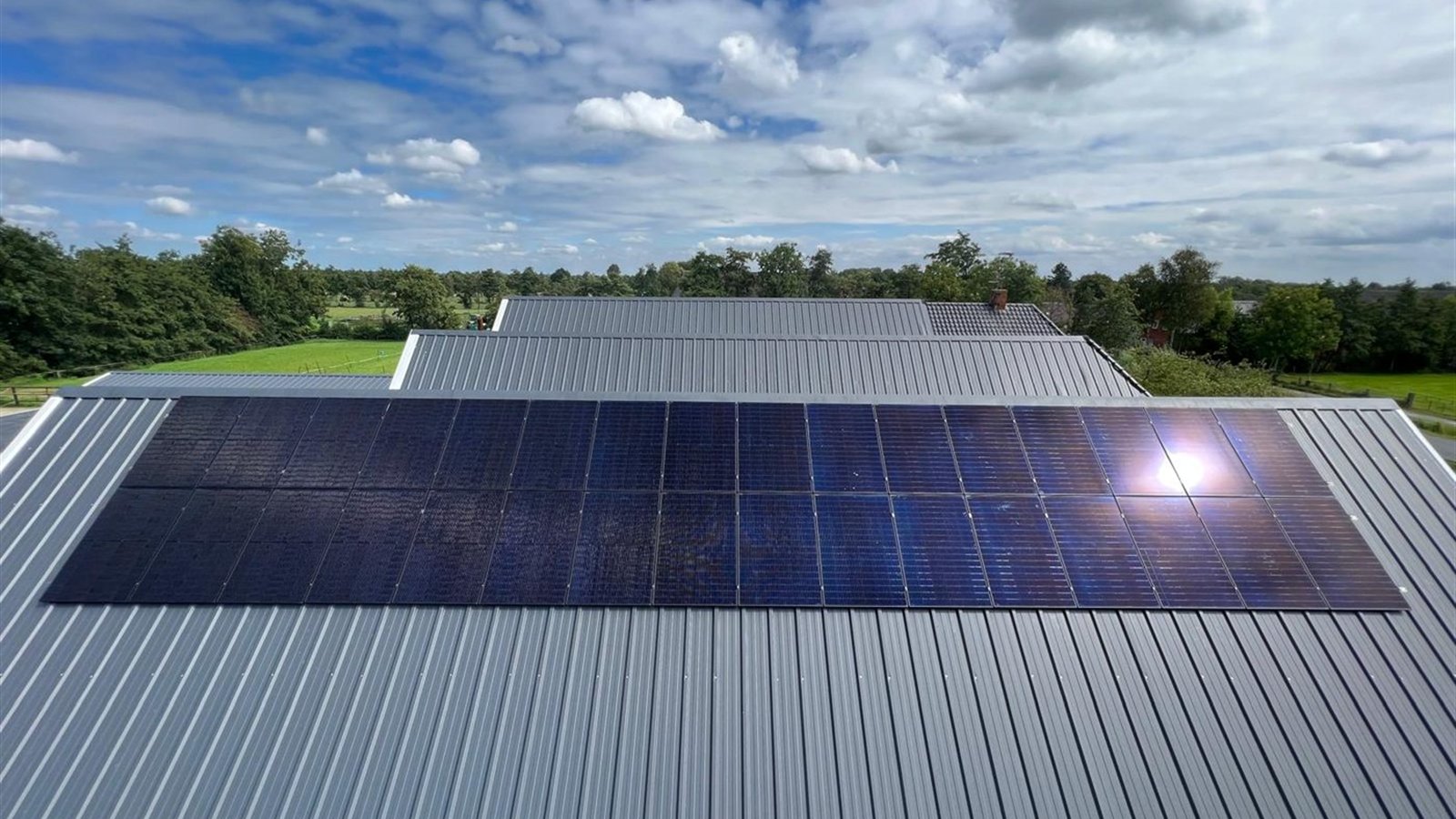 Zonnepanelen op groot dakvlak