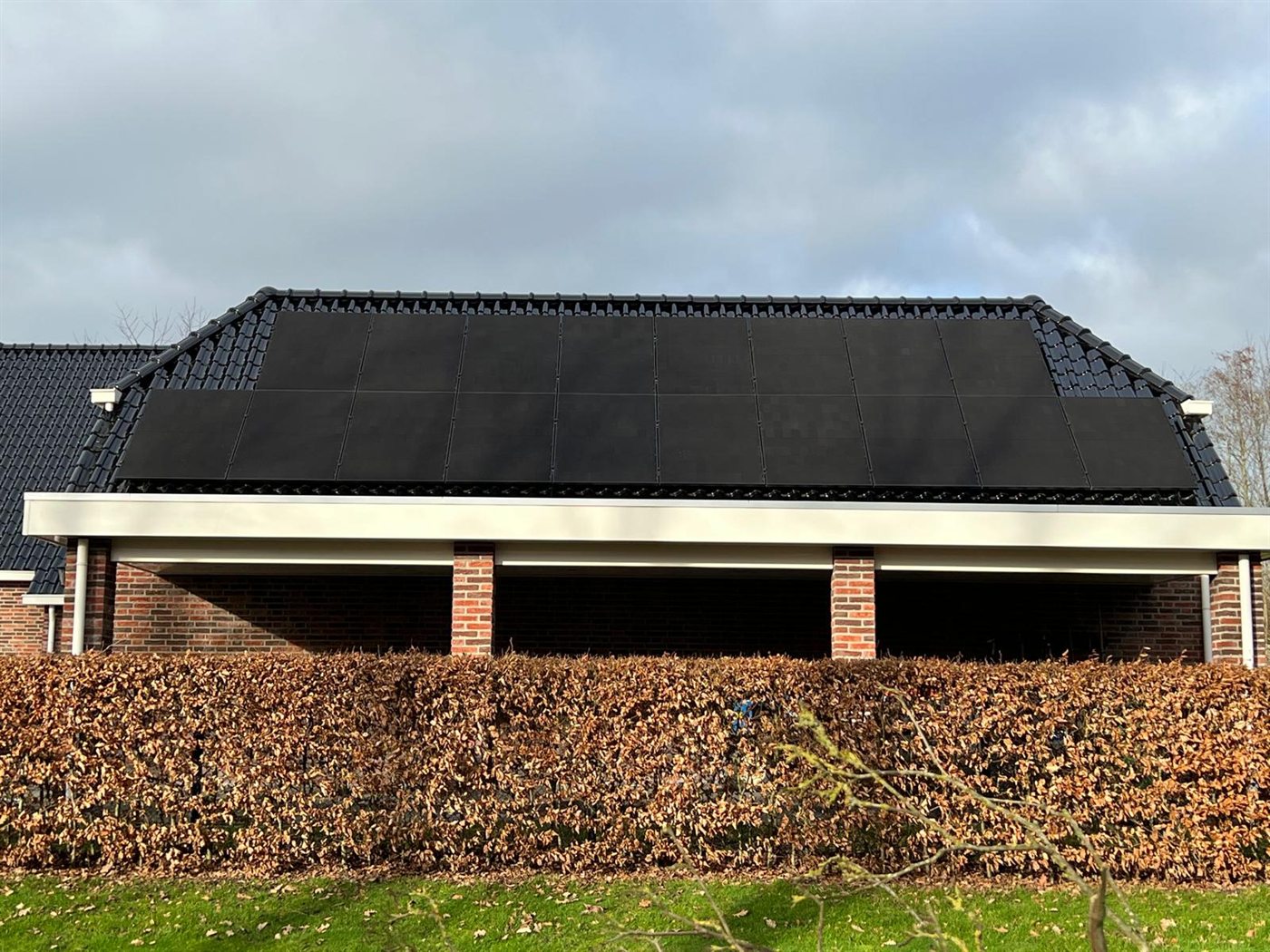 Volledig zwart dakbeeld