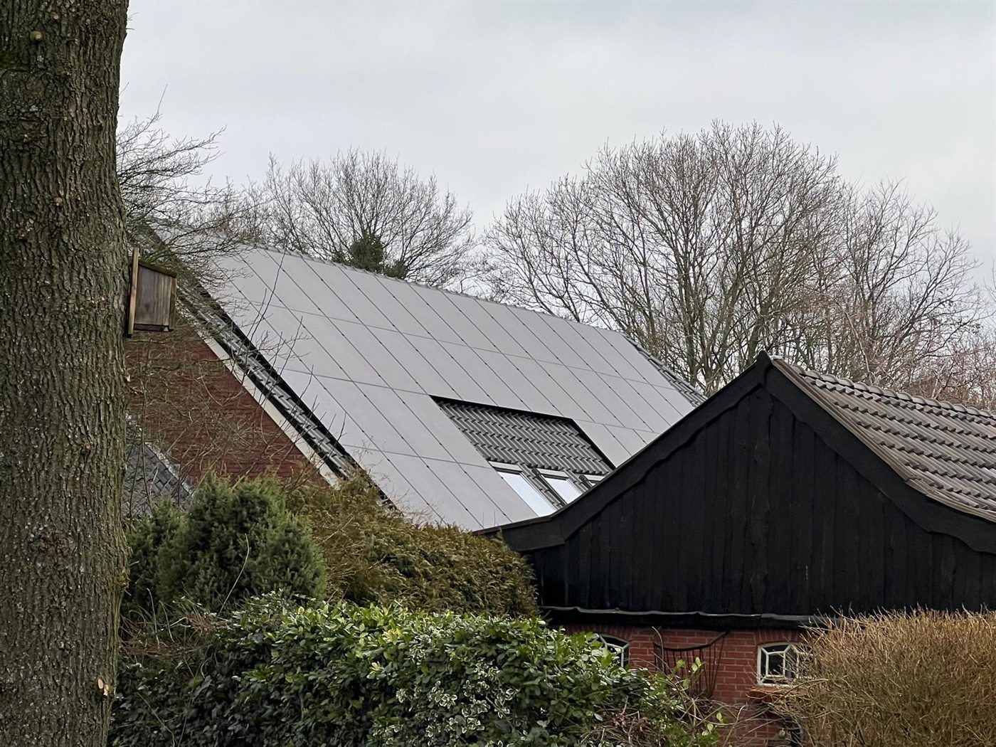 Zonnepanelen tussen dakvlakken