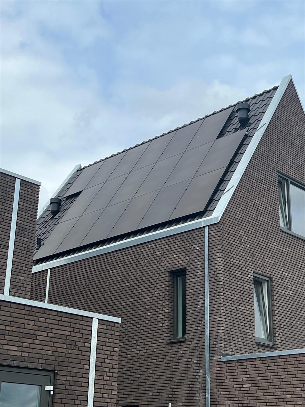 Zonnepanelen langs dakrand