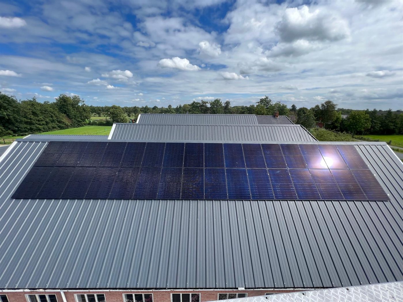 Groot dakvlak met zonnepanelen